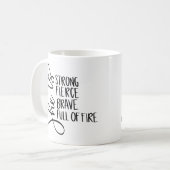 Sie ist ein starkes, mutiges Mädchen voller Feuers Kaffeetasse (Vorderseite Links)