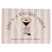 Sie ist ein Tini Bit Older Espresso Martini Geburt Große Geschenktüte (Rückseite)