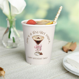 Sie ist ein Tini Bit Older Espresso Martini Geburt Pappbecher