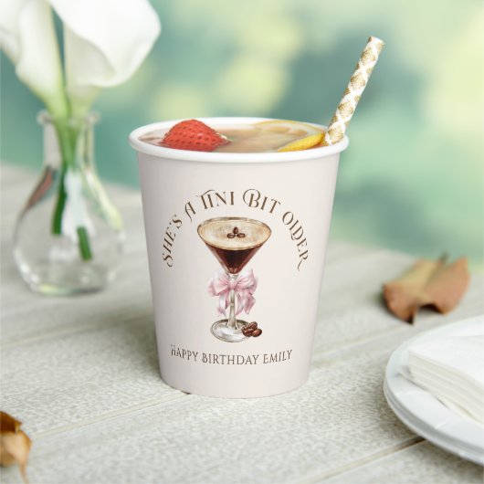 Sie ist ein Tini Bit Older Espresso Martini Geburt Pappbecher (In Situ)