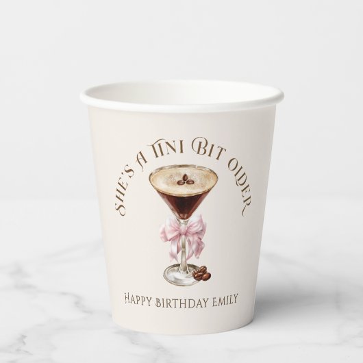 Sie ist ein Tini Bit Older Espresso Martini Geburt Pappbecher (Rückseite)