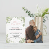 Sie ist ein überraschender 50. Hochzeitstag Einladung (Stehend Vorderseite)