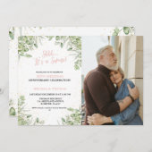 Sie ist ein überraschender 50. Hochzeitstag Einladung (Vorne/Hinten)