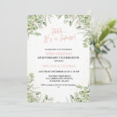 Sie ist ein überraschender 50. Hochzeitstag Einladung (Stehend Vorderseite)