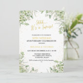 Sie ist ein überraschender 50. Hochzeitstag Einladung (Stehend Vorderseite)