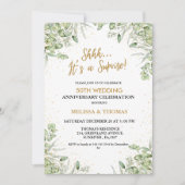 Sie ist ein überraschender 50. Hochzeitstag Einladung (Vorderseite)