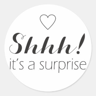 Sie ist ein Überraschungsaufkleber mit Herz Runder Aufkleber