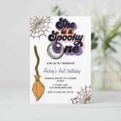 Sie ist ein wunderbares Halloween zum ersten Gebur Einladung (Stehend Vorderseite)