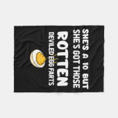 Sie ist eine 10 aber sie hat diese faulen Eier mit Fleecedecke (Vorderseite (Horizontal))