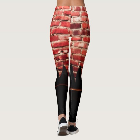 Sie ist eine Leggings im Brick House (Rückseite)