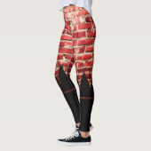 Sie ist eine Leggings im Brick House (Links)