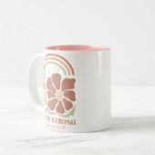 Sie ist eine starke Bibelverse Zweifarbige Tasse (Vorderseite Links)