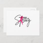 Sie ist eine starke rosa Schleife Ankündigungspostkarte (Vorne/Hinten)