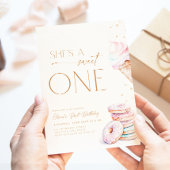 Sie ist eine süße Einladung eines ersten Geburtsta