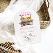 Sie ist frisch vom Brautparty des Marktes angekomm Einladung