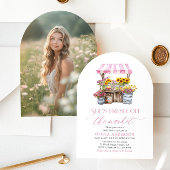 Sie ist frisch vom Brautparty des Marktes angekomm Einladung