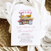 Sie ist frisch vom Brautparty des Marktes angekomm Einladung