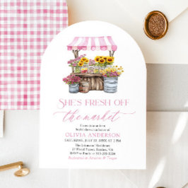 Sie ist frisch vom Brautparty des Marktes angekomm Einladung