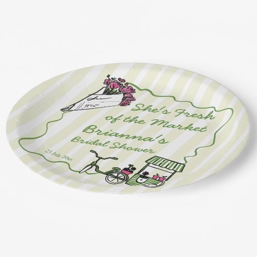 Sie ist frisch vom Brautparty des Marktes Pappteller (Schrägansicht)