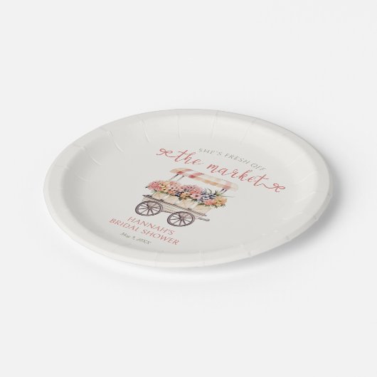 Sie ist frisch vom Brautparty des Marktes Pappteller (Schrägansicht)