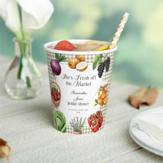 Sie ist frisch vom Markt Gingham-Brautparty Pappbecher (In Situ)