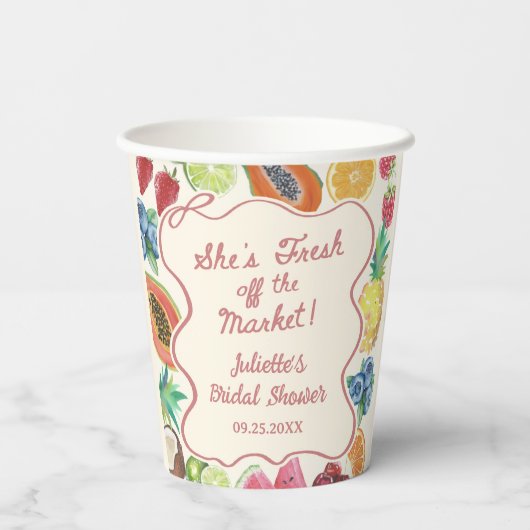 Sie ist frisch vom Obst-Brautparty Pappbecher (Rückseite)