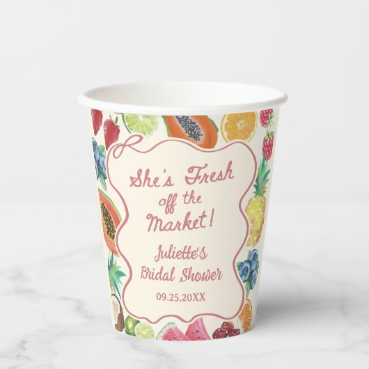 Sie ist frisch vom Obst-Brautparty Pappbecher (Vorderseite)