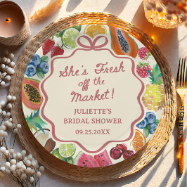 Sie ist frisch vom Obst-Brautparty Pappteller