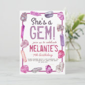 Sie ist Gem Geology Rock Birthday Einladung (Stehend Vorderseite)