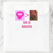 SIE IST GRÖSSERE SQUARE-STICKER QUADRATISCHER AUFKLEBER (Tasche)