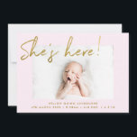 Sie ist hier Gold und Blush Handgeschriebenes Foto Ankündigung<br><div class="desc">Ein Spaß und hell, die Ankunft Ihres kleinen Mädchens anzukündigen, wo ein landschaftliches Foto Ihres Lieblings die Bühne in der Mitte mit einem breiten Rahmen in rot rosa nimmt. "Sie ist hier!" im Imitat überlagert der handgeschriebene goldene Schriftart das Foto. Der Name und die Geburtsdetails Ihrer neuen Zugabe sind unten...</div>