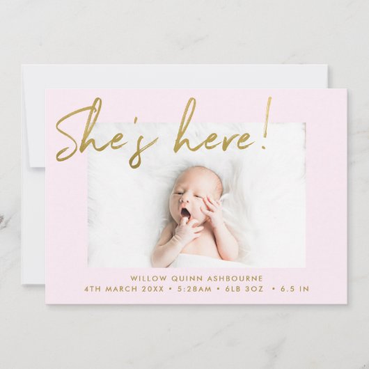 Sie ist hier Gold und Blush Handgeschriebenes Foto Ankündigung (Vorderseite)