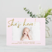 Sie ist hier Gold und Blush Handgeschriebenes Foto Ankündigung (Stehend Vorderseite)
