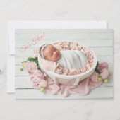 Sie ist hier Pink Girl Gingham Niedliche Neugeburt Ankündigung (Vorderseite)