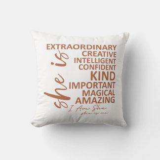 "Sie ist Ich" Mocha-Mousse-Affirmation-Typografie Kissen