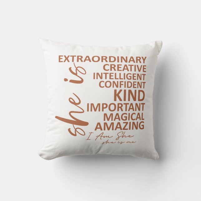 "Sie ist Ich" Mocha-Mousse-Affirmation-Typografie Kissen (Vorderseite)