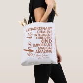 "Sie ist Ich" Mocha Mousse Affirmations-Typografie Tasche (Von Nahem)