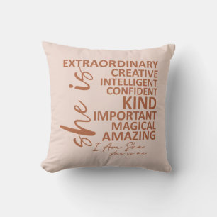 "Sie ist Ich" Schokoladen-Mousse-Affirmation-Typog Kissen