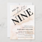 Sie ist im Cloud Nine Heart Script Brautparty Einladung (Vorderseite)