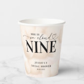 Sie ist im Cloud Nine Heart Script Brautparty Pappbecher (Vorderseite)