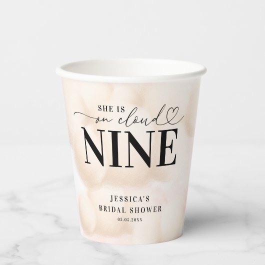 Sie ist im Cloud Nine Heart Script Brautparty Pappbecher (Vorderseite)