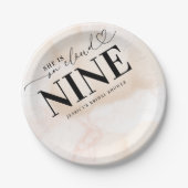 Sie ist im Cloud Nine Heart Script Brautparty Pappteller (Vorderseite)