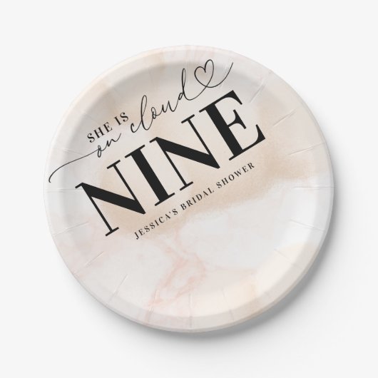 Sie ist im Cloud Nine Heart Script Brautparty Pappteller (Vorderseite)