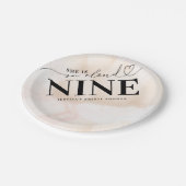 Sie ist im Cloud Nine Heart Script Brautparty Pappteller (Schrägansicht)