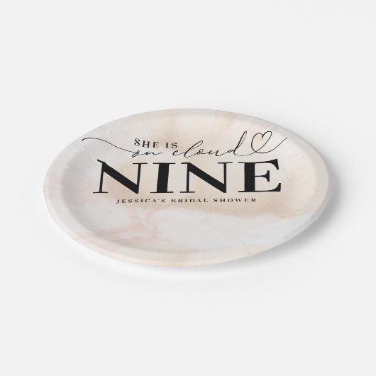 Sie ist im Cloud Nine Heart Script Brautparty Pappteller (Schrägansicht)