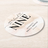 Sie ist im Cloud Nine Heart Script Brautparty Runder Pappuntersetzer (Angewinkelt)