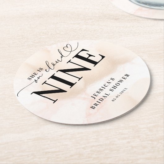 Sie ist im Cloud Nine Heart Script Brautparty Runder Pappuntersetzer (Angewinkelt)