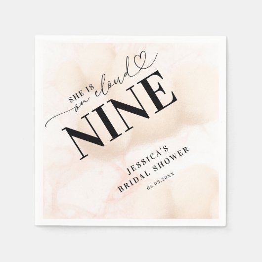 Sie ist im Cloud Nine Heart Script Brautparty Serviette (Vorderseite)