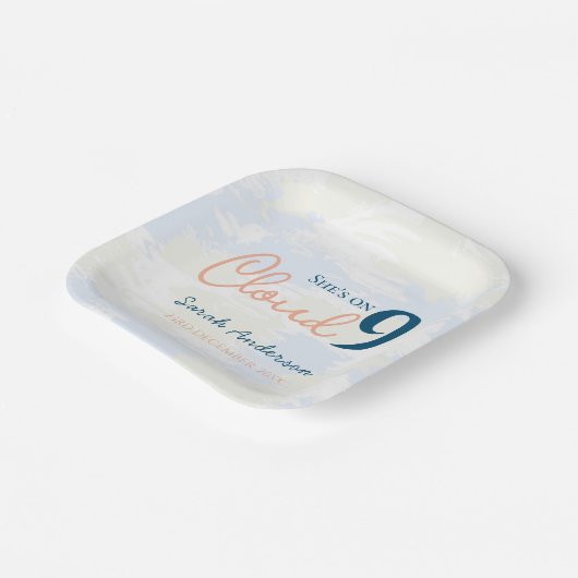 Sie ist in Cloud 9 Whimsical Brautparty Pappteller (Gewinkelt)