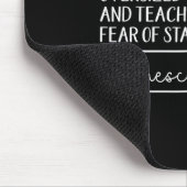 Sie ist in Leggings und überzogen S und Tee. Mousepad (Ecke)